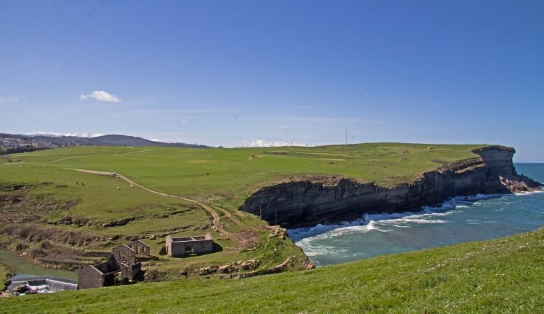 Acantilados_de_Toñanes,_senderismo_de_costa_en_Cantabria._Turismo_Rural_Cantabria