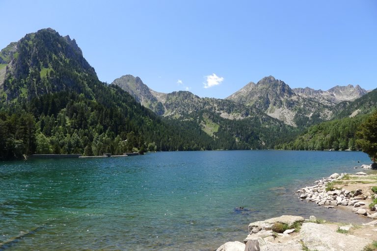 Estany_de_Sant_Maurici_-_panoramio_(1)