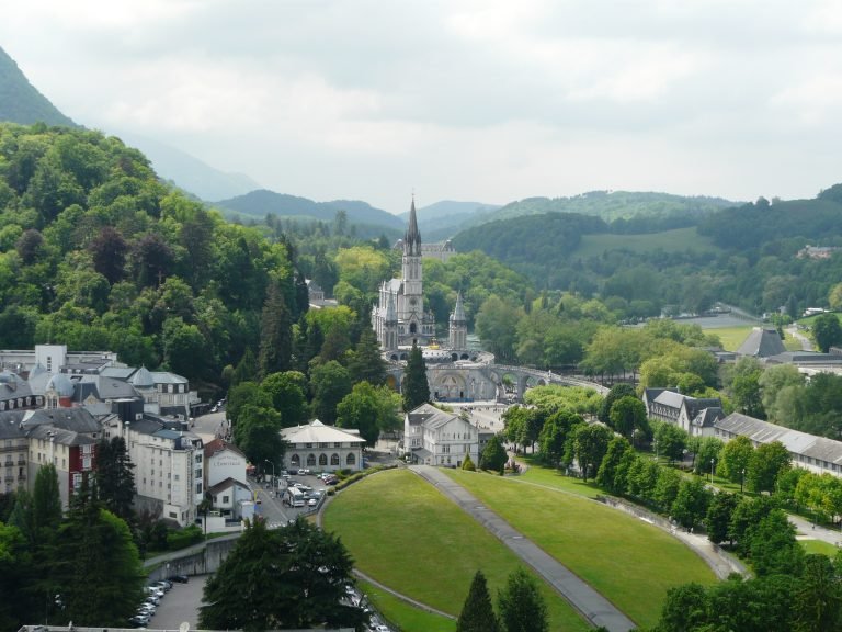 Lourdes_basilique_vue_depuis_château_(3)