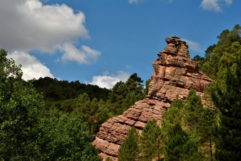 Rock_formations_-_Near_Cañete_-_Cuenca_province_-_panoramio