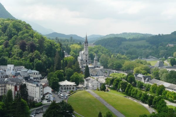 Lourdes_basilique_vue_depuis_château_(3)